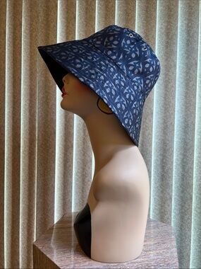 LilySilk,s Reversible Navy Patterned Bucket Hat - Women